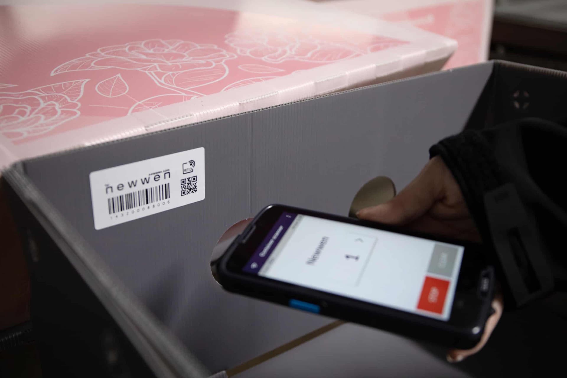 Reusable flower box with RFID — Hoek Flowers